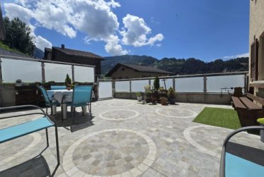 Appartement avec grande terrasse et places de parc
