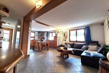 Appartement avec grande terrasse et places de parc