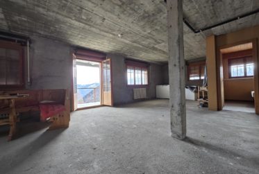 Chalet spacieux à rénover avec projet de construction + PPE constituée et vue imprenable !