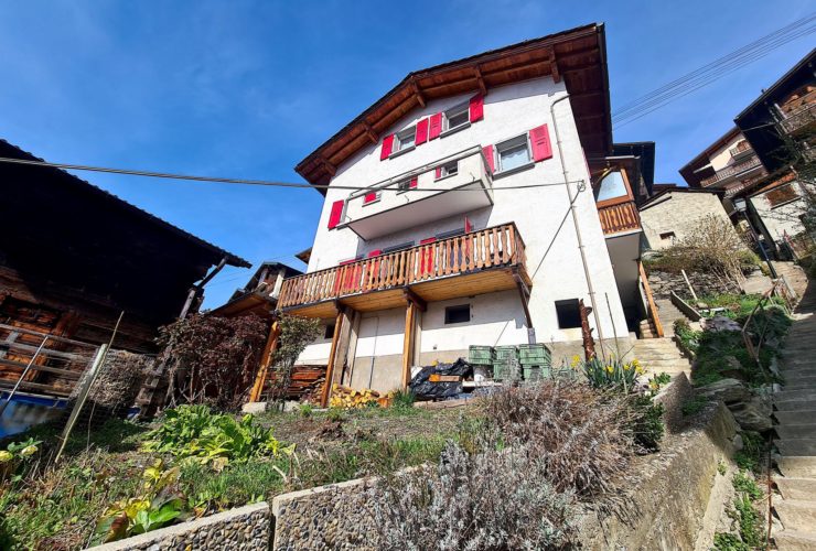 Belle maison de deux appartements + grand atelier et authentique Raccard