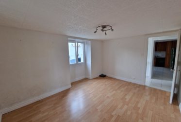 MAISON VILLAGEOISE AVEC 2 APPARTEMENTS INDÉPENDANTS ET UNE GRANGE