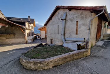 MAISON VILLAGEOISE AVEC 2 APPARTEMENTS INDÉPENDANTS ET UNE GRANGE