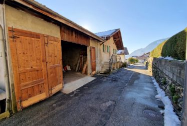 MAISON VILLAGEOISE AVEC 2 APPARTEMENTS INDÉPENDANTS ET UNE GRANGE