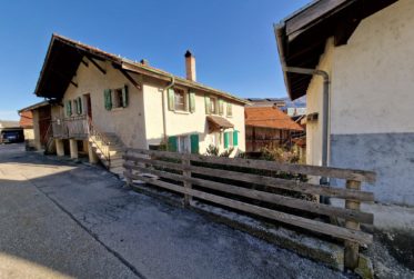 MAISON VILLAGEOISE AVEC 2 APPARTEMENTS INDÉPENDANTS ET UNE GRANGE