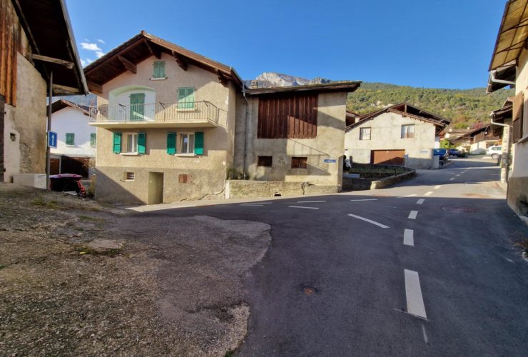 MAISON VILLAGEOISE AVEC 2 APPARTEMENTS INDÉPENDANTS ET UNE GRANGE