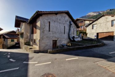 MAISON VILLAGEOISE AVEC 2 APPARTEMENTS INDÉPENDANTS ET UNE GRANGE