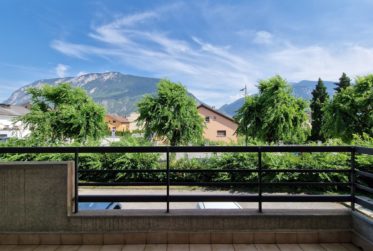 Spacieux appartement 4.5 pièces avec cheminée, 3 balcons et garage