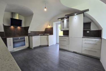 Rez-de-jardin : 4.5 pièces avec cachet unique ! Place de parc incluse