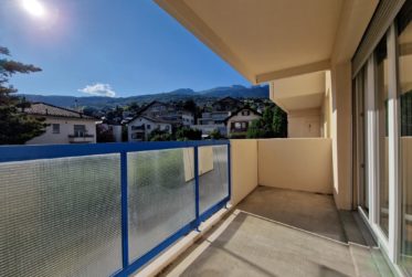 Charmant 4,5 pièces rénové avec vue, trois balcons et place de parc