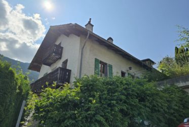 Maison jumelée de 3.5 pces / jardin, places de parc, carnotzet et Garage Box
