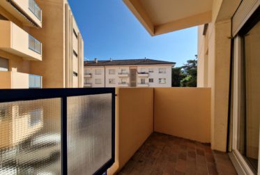 Charmant 4,5 pièces rénové avec vue, trois balcons et place de parc