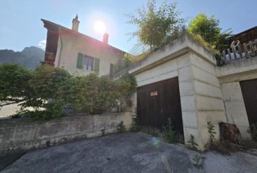 Maison jumelée de 3.5 pces / jardin, places de parc, carnotzet et Garage Box