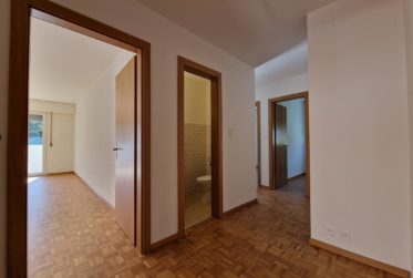 Charmant 4,5 pièces rénové avec vue, trois balcons et place de parc