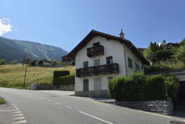 Maison jumelée de 3.5 pces / jardin, places de parc, carnotzet et Garage Box