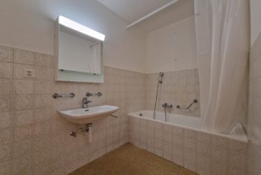 Charmant 4,5 pièces rénové avec vue, trois balcons et place de parc