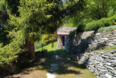 Chalet authentique de 5.5 pces avec mazot, grange et cave à vin sur grand domaine – Val d’Hérens