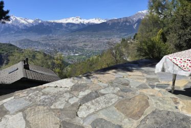 Chalet authentique de 5.5 pces avec mazot, grange et cave à vin sur grand domaine – Val d’Hérens