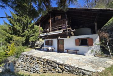 Chalet authentique de 5.5 pces avec mazot, grange et cave à vin sur grand domaine – Val d’Hérens