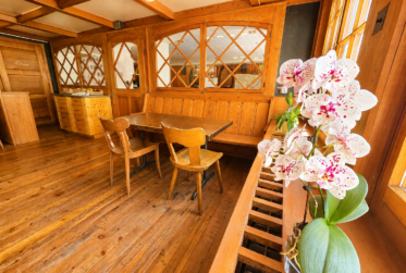 Un Lieu de Vie et d'Opportunités au coeur du Val Ferret : Immeuble mixte, café-restaurant et 3 appartements, grange et jardin