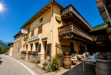 Un Lieu de Vie et d'Opportunités au coeur du Val Ferret : Immeuble mixte, café-restaurant et 3 appartements, grange et jardin