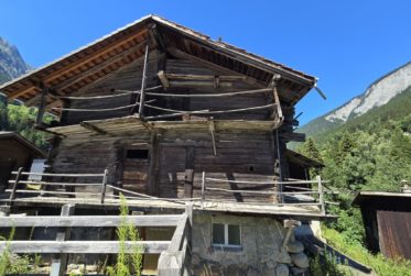 Un Lieu de Vie et d'Opportunités au coeur du Val Ferret : Immeuble mixte, café-restaurant et 3 appartements, grange et jardin