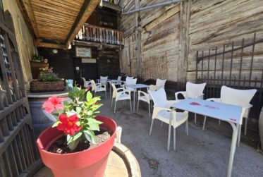 Un Lieu de Vie et d'Opportunités au coeur du Val Ferret : Immeuble mixte, café-restaurant et 3 appartements, grange et jardin
