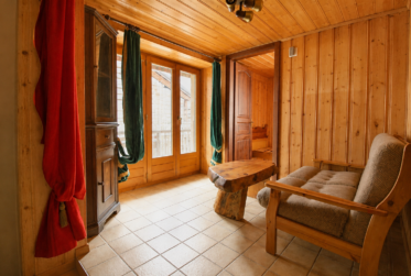 Un Lieu de Vie et d'Opportunités au coeur du Val Ferret : Immeuble mixte, café-restaurant et 3 appartements, grange et jardin