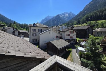 Un Lieu de Vie et d'Opportunités au coeur du Val Ferret : Immeuble mixte, café-restaurant et 3 appartements, grange et jardin