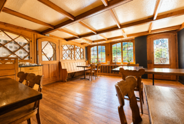 Un Lieu de Vie et d'Opportunités au coeur du Val Ferret : Immeuble mixte, café-restaurant et 3 appartements, grange et jardin