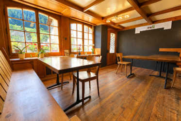 Un Lieu de Vie et d'Opportunités au coeur du Val Ferret : Immeuble mixte, café-restaurant et 3 appartements, grange et jardin